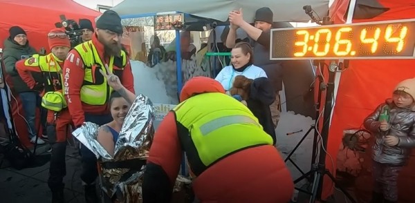 Женщина установила мировой рекорд, проведя в ящике со льдом больше трех часов